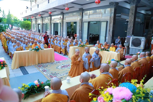 Đại diện hành giả báo cáo chương trình tu học của trường hạ