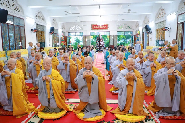 Chư vị Ni trưởng dâng hương Tam bảo tại trường hạ Ni viện Thiện Hòa