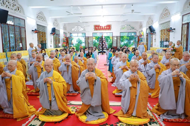 Chư vị Ni trưởng dâng hương Tam bảo tại trường hạ Ni viện Thiện Hòa