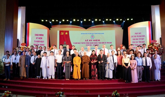 Ban Tổ chức chụp ảnh lưu niệm cùng các đại biểu tham dự