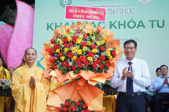 Lãnh đạo Sở Dân tộc và Tôn giáo TP.Đà Nẵng tặng hoa chúc mừng