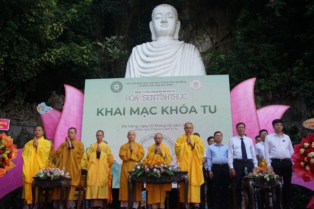 Chư tôn đức và lãnh đạo các cơ quan tham dự