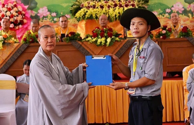 Ni sư Thích Đàm Mơ trao quyết định thành lập Ban Quản trại