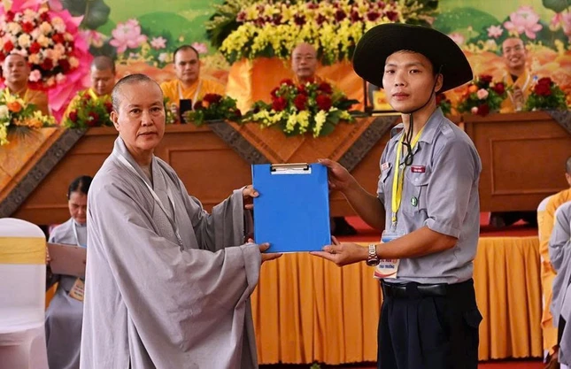 Ni sư Thích Đàm Mơ trao quyết định thành lập Ban Quản trại