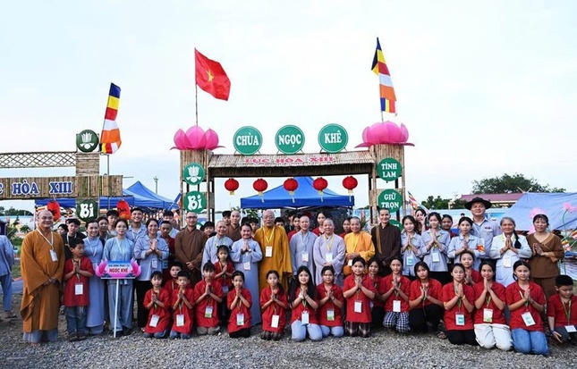 Chư tôn đức cùng các đại biểu tham quan khu vực cắm trại của các đoàn