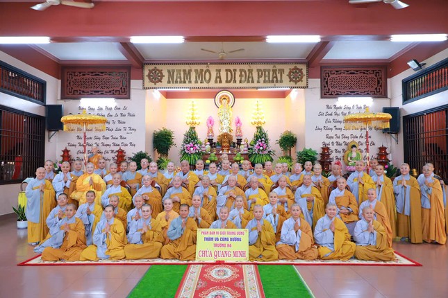 Chụp ảnh lưu niệm tại trường hạ chùa Quang Minh