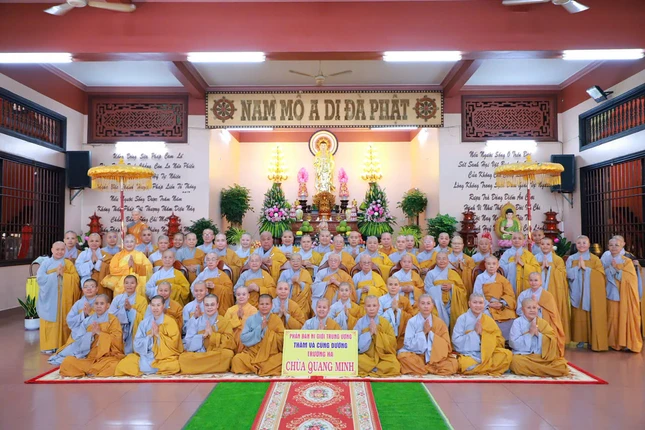 Chụp ảnh lưu niệm tại trường hạ chùa Quang Minh