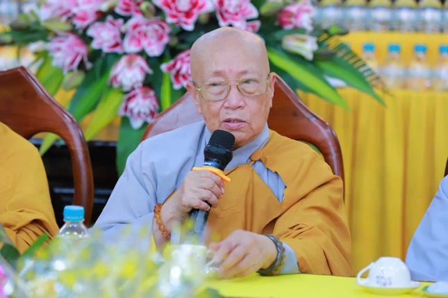 Ni trưởng Thích nữ Như Như sách tấn hành giả chùa Quang Minh