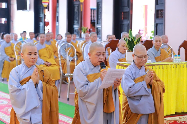 Đại diện hành giả báo cáo hoạt động tu học của trường hạ chùa Quang Minh