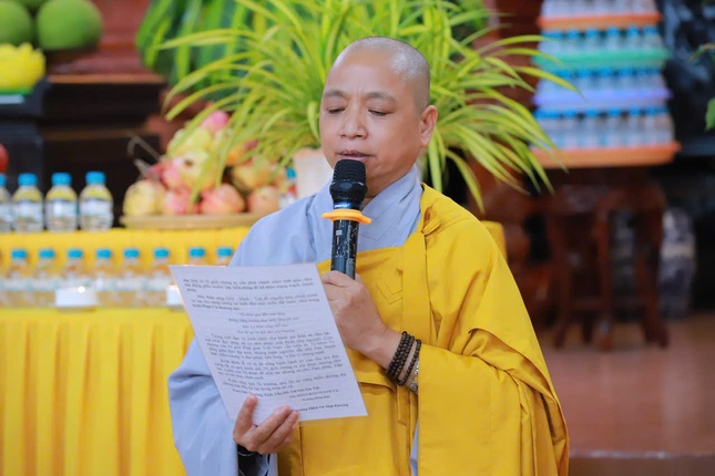 Ni sư Thích nữ Thuần Chơn đọc thư chúc hạ đến chư hành giả trường hạ Quang Minh