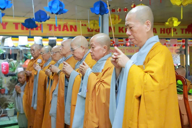 Chư Ni Phân ban Ni giới T.Ư niêm hương Tam bảo tại chùa Pháp Huệ, tỉnh Tây Ninh