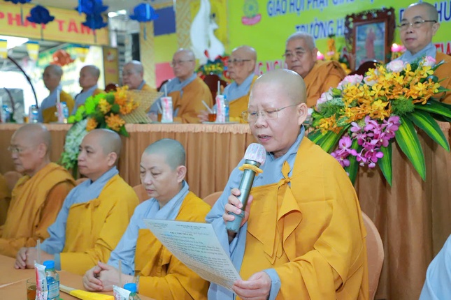 Ni sư Thích nữ Huệ Khánh đọc thư chúc hạ của Ni trưởng Thích nữ Nhật Khương tại chùa trường hạ chùa Pháp Huệ