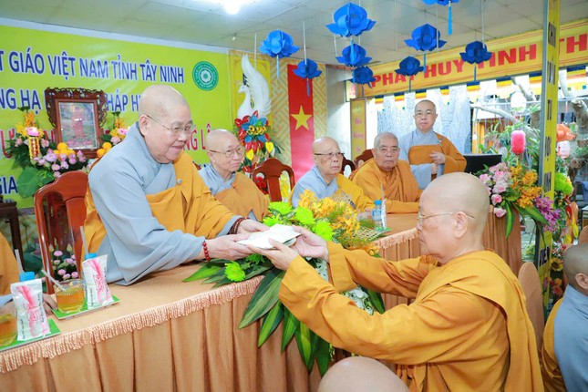 Ni trưởng Thích nữ Từ Nhẫn cúng dường trường hạ chùa Pháp Huệ