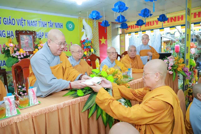 Ni trưởng Thích nữ Từ Nhẫn cúng dường trường hạ chùa Pháp Huệ