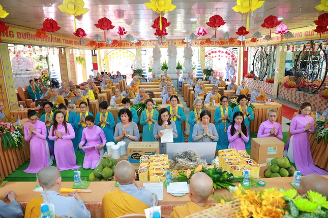 Đại diện Phật tử tác bạch cúng dường tại chùa Pháp Huệ