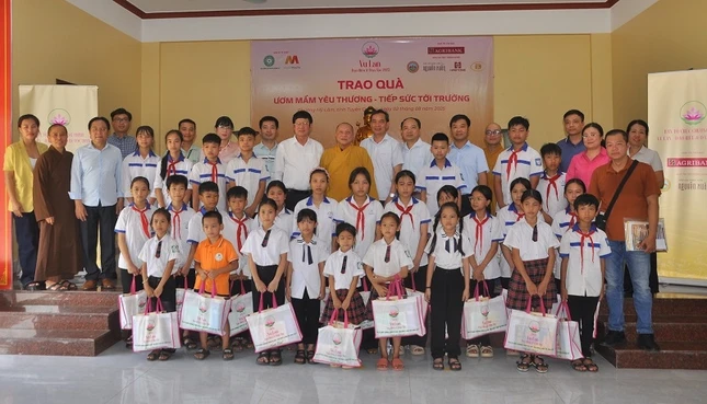 Ban Tổ chức trao quà cho học sinh trước thềm năm học mới Ban Tổ chức trao quà cho học sinh trước thềm năm học mới