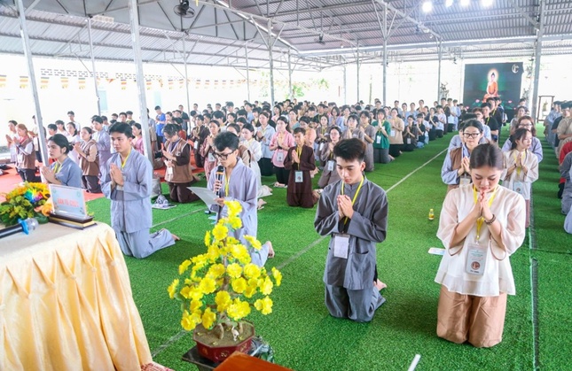 Tu sinh Lê Duy Khỏe, đại diện toàn thể các bạn dâng lời phát nguyện