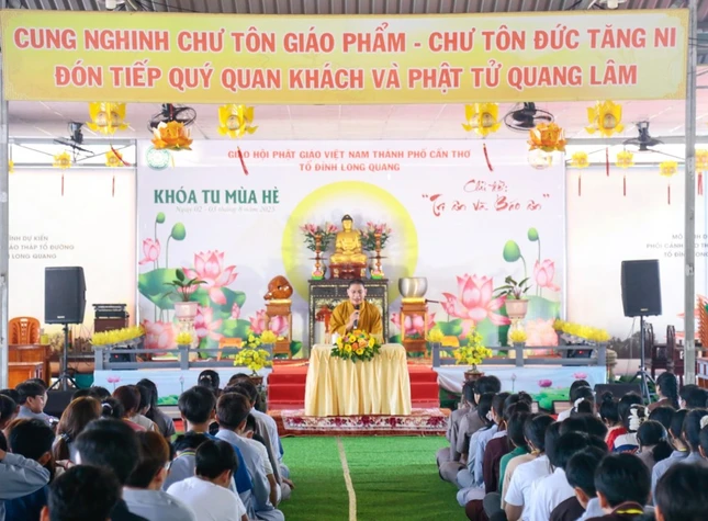 Đại đức Thích Nhật Tín đã thuyết giảng chủ đề Tri ân và báo ân