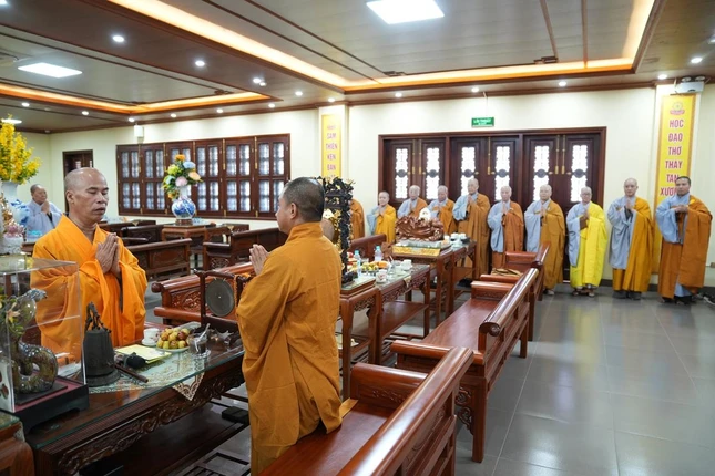 Tại trường hạ chùa Nam Hải - Trụ sở Ban Trị sự GHPGVN TP.Hải Phòng, Thượng tọa Thích Tục Bách, Trưởng ban Pháp chế GHPGVN TP.Hải Phòng tiếp đoàn