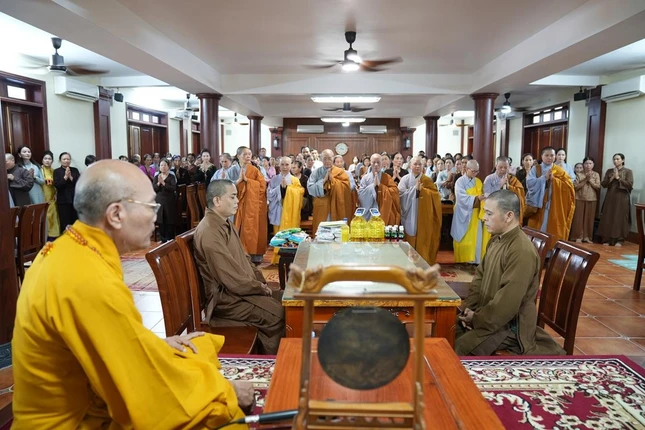 Tại trường hạ chùa Táo (tỉnh Hưng Yên), Hòa thượng Thích Thanh Hiện, Ủy viên Hội đồng Trị sự, Trưởng ban Trị sự GHPGVN tỉnh Hưng Yên tiếp đón