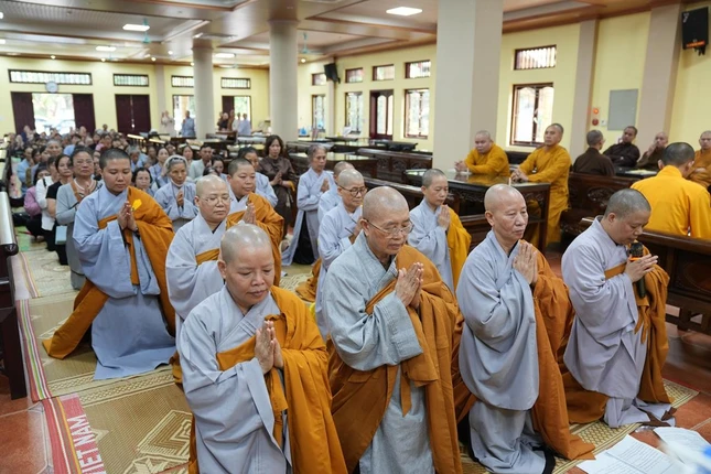 Chư Ni tại chùa Đại Thành - Trụ sở Ban Trị sự GHPGVN tỉnh Bắc Ninh, Hòa thượng Thích Thanh Phụng, Ủy viên Hội đồng Trị sự, Trưởng ban Trị sự GHPGVN tỉnh Bắc Ninh tiếp đoàn