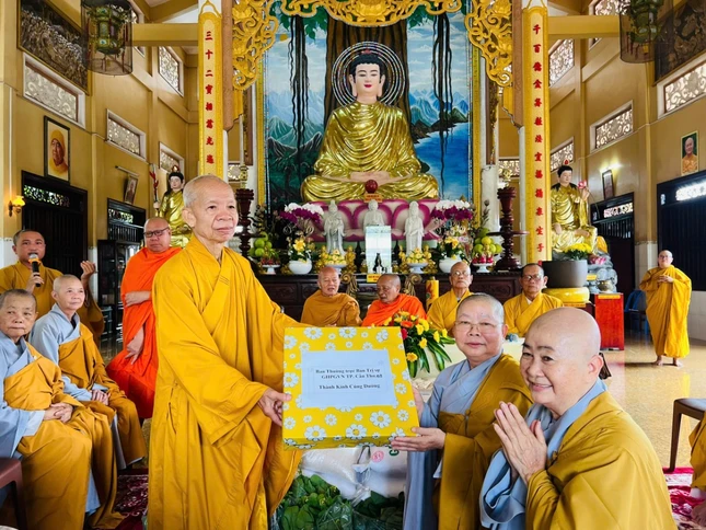 Hòa thượng Thích Thiện Thạnh tặng quà cho Ban Chức sự trường Phước An