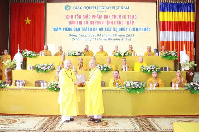 Thượng tọa Thích Chơn Trí đại diện đoàn trao cúng dường tại trường hạ chùa Thiên Phước