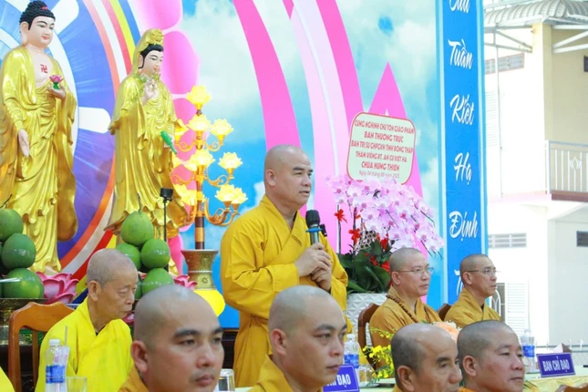 Thượng tọa Thích Tĩnh Triệt sách tấn hành giả