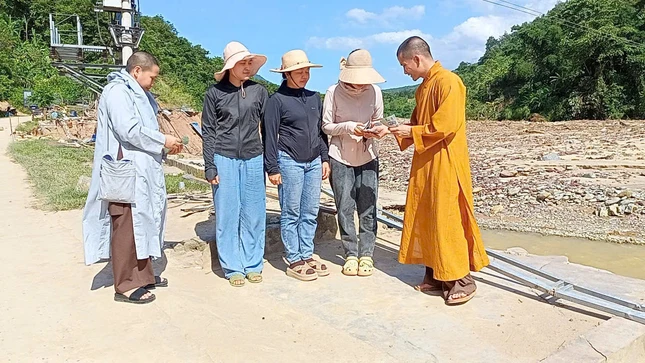 Đại đức Thích Thánh Trí trao hỗ trợ đến những hộ bị sập, trôi nhà hoàn toàn Đại đức Thích Thánh Trí trao hỗ trợ đến những hộ bị sập, trôi nhà hoàn toàn