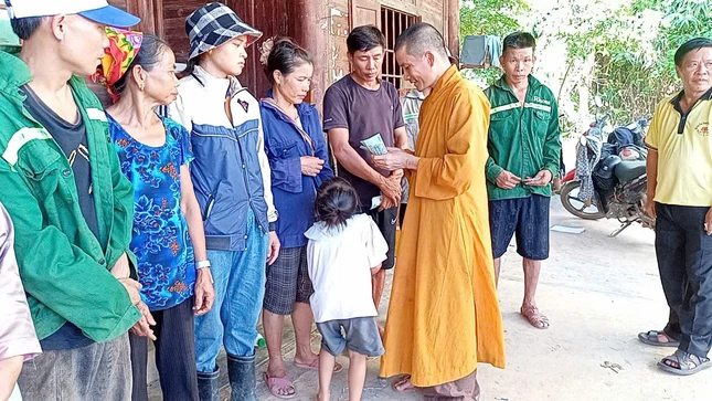 Đại đức Thích Thánh Trí chia sẻ với bà con xã Nhôn Mai, tỉnh Nghệ An bị ảnh hưởng nặng nề bởi cơn bão số 3 vừa qua Đại đức Thích Thánh Trí chia sẻ với bà con xã Nhôn Mai, tỉnh Nghệ An bị ảnh hưởng nặng nề bởi cơn bão số 3 vừa qua