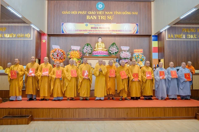 Hòa thượng Thích Huệ Thông trao quyết định đến Ban Trị sự tỉnh Đồng Nai nhiệm kỳ 2022-2027