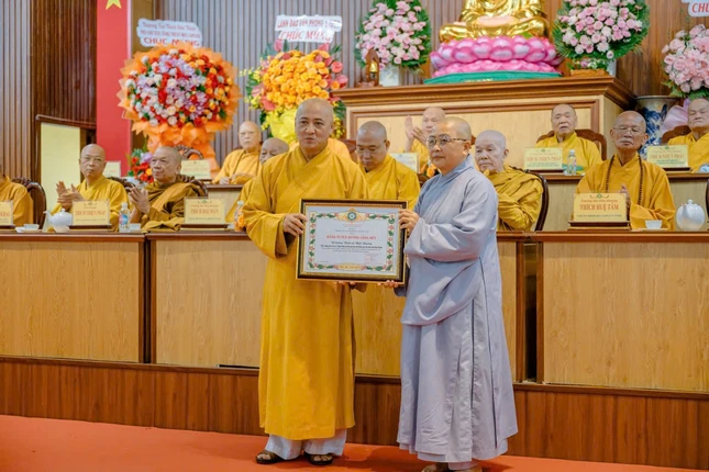 Hòa thượng Thích Huệ Thông trao Bằng tuyên dương công đức của GHPGVN, ghi nhận đóng góp trong hoạt động Phật sự