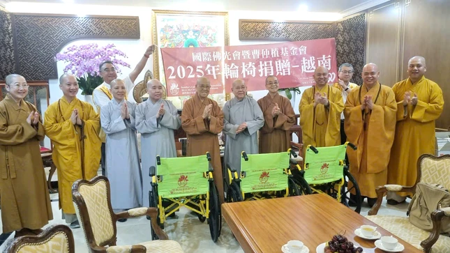 Phái đoàn Hội Phật Quang Sơn trao tặng 400 chiếc xe lăn Phân ban Ni giới Phái đoàn Hội Phật Quang Sơn trao tặng 400 chiếc xe lăn Phân ban Ni giới