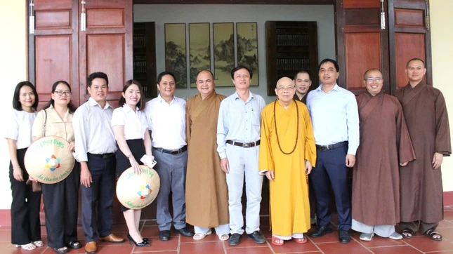 Đoàn Sở Dân tộc và Tôn giáo tỉnh Quảng Ngãi chụp ảnh lưu niệm cùng chư tôn đức Ban Trị sự tỉnh Đoàn Sở Dân tộc và Tôn giáo tỉnh Quảng Ngãi chụp ảnh lưu niệm cùng chư tôn đức Ban Trị sự tỉnh