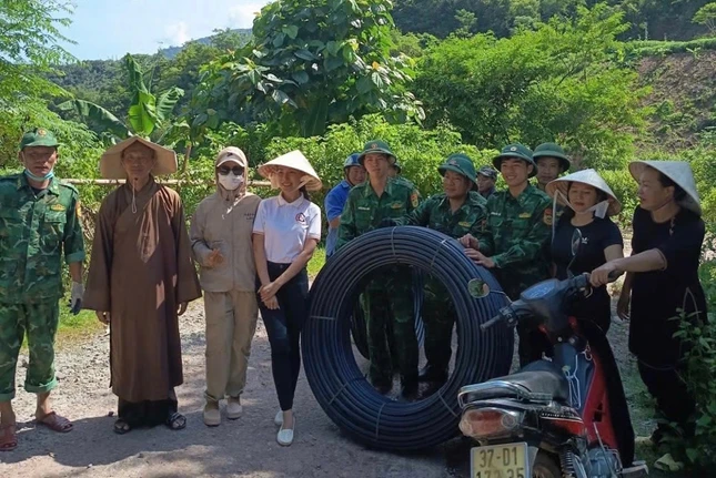 Trao quà tại Nhôn Mai