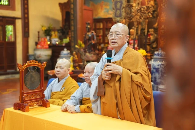 Ni trưởng Thích Đàm Lan, trưởng đoàn tại trường hạ Đại Từ Ân