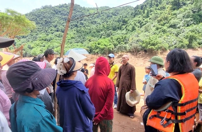 Đại đức trưởng đoàn động viện bà con xã miền núi phía Tây Nghệ An sớm vượt qua khó khăn, ổn định cuộc sống