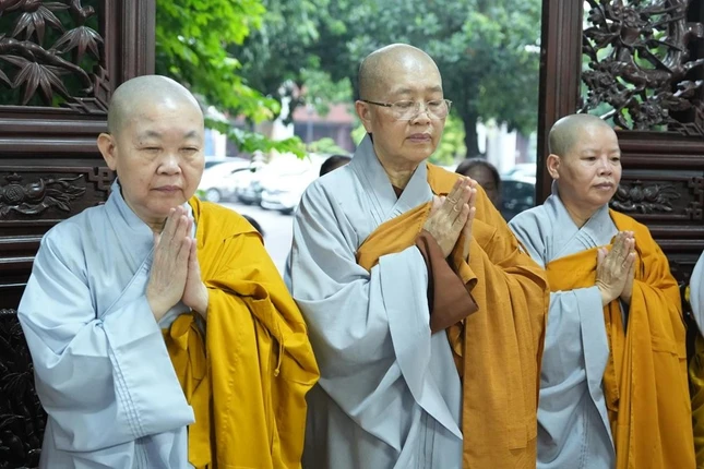 Ni trưởng Thích Đàm Lan làm trưởng đoàn đến thăm các trường hạ TP.Hà Nội