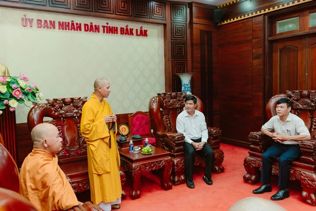 Đại đức Thích Nguyên Minh thay mặt Ban Trị sự GHPGVN tỉnh Đắk Lắk thông tin một số hoạt động Phật sự sau Hội nghị kiện toàn nhân sự Ban Trị sự tỉnh