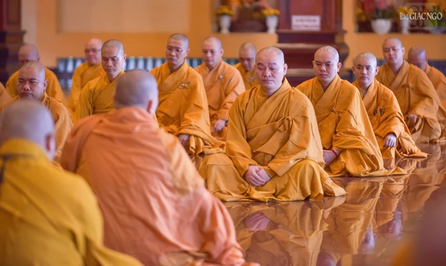 Chư Tăng thính giới