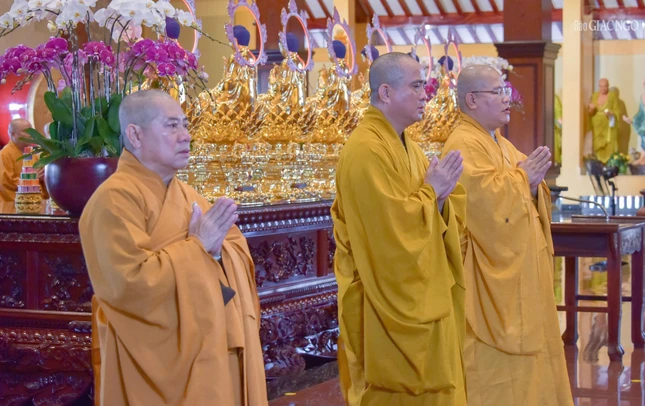 Thành kính đảnh lễ Tam bảo