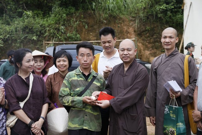 Thượng tọa Thích Đức Thiện tặng 5 triệu đồng cho hành động dũng cảm của Trưởng bản Mùa A Thi đã giúp đỡ cả bản thoát khỏi trận lũ quét, sạt lở nghiêm trọng đêm ngày 1-8