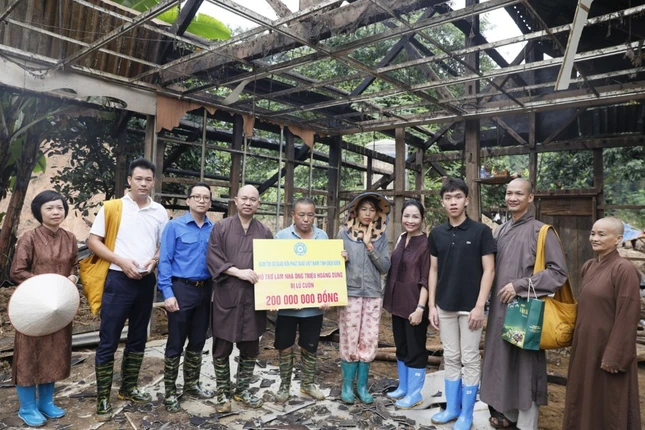 Thượng tọa Thích Đức Thiện trao bảng ủng hộ 200 triệu đồng đến ông Triệu Hoàng Dũng để xây căn nhà mới