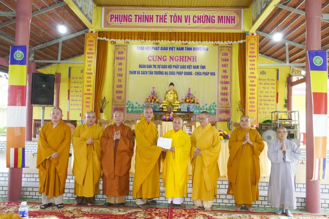 Đại diện Ban Trị sự tỉnh trao cúng dường đến trường hạ chùa Pháp Quang