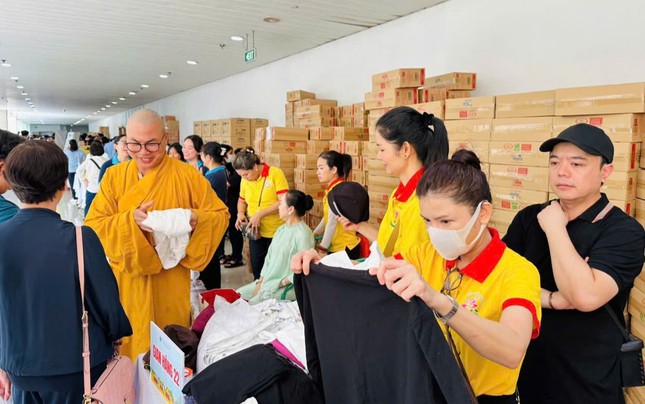 Ban Tổ chức tặng nhiều thực phẩm thiết yếu, quần áo và tiền mặt đến bệnh nhân