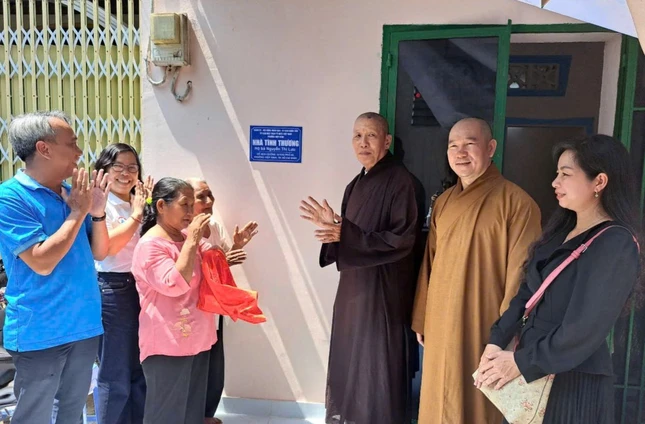 Chùa Minh Giác sửa chữa nhà tình thương cho hộ nghèo - Ảnh: M.G
