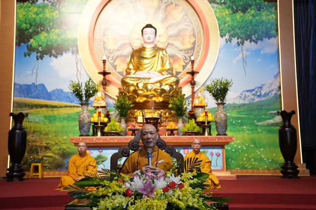 Hòa thượng Thích Bảo Nghiêm đăng đàn truyền trao Bát quan trai giới cho Phật tử