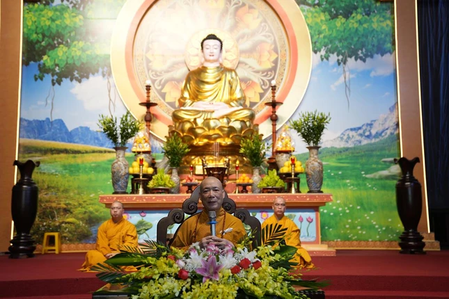 Hòa thượng Thích Bảo Nghiêm đăng đàn truyền trao Bát quan trai giới cho Phật tử