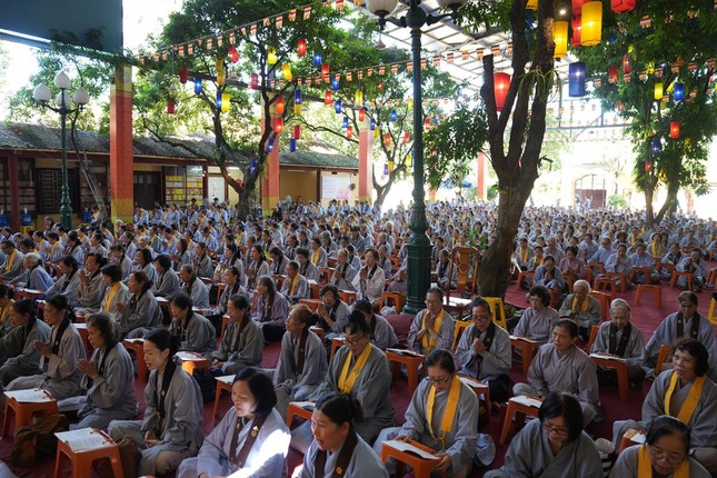 Phật tử tham gia ngày tu Bát quan trai tại chùa Bằng