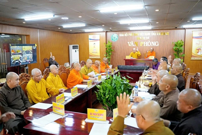 Chư tôn đức biểu quyết tại buổi họp